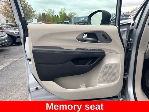 Used 2023 Chrysler Pacifica Touring-L FWD image 16