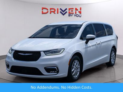 Used 2023 Chrysler Pacifica Touring-L w/ Uconnect Theater Family Group