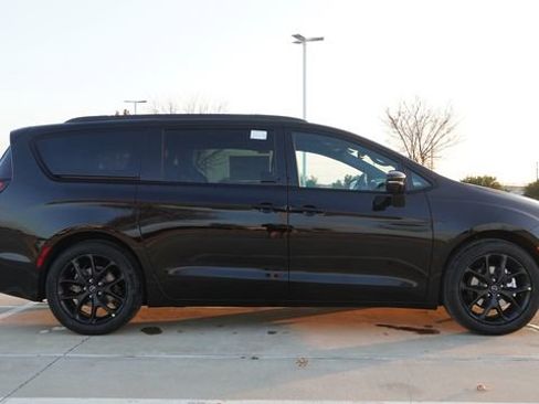 New 2026 Chrysler Pacifica Limited w/ Uconnect Theater Family Group FWD image 10
