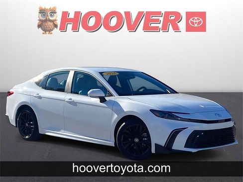Used 2025 Toyota Camry SE image 1