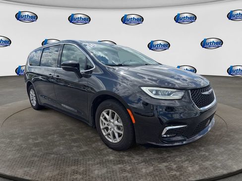 Used 2024 Chrysler Pacifica Touring-L FWD image 7