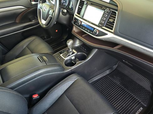 Certified 2019 Toyota Highlander AWD Hybrid image 17