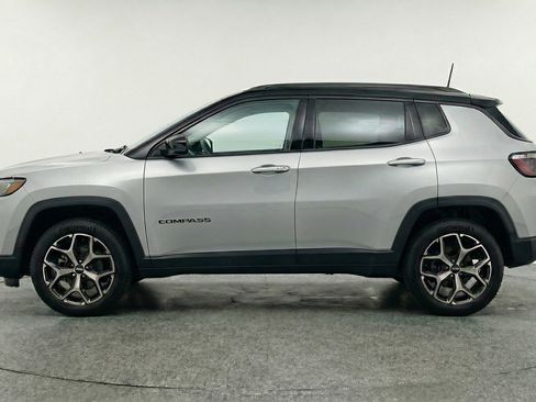 Used 2025 Jeep Compass Limited image 5