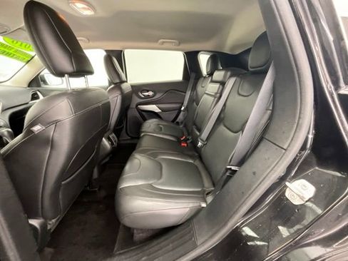 Used 2016 Jeep Cherokee Overland AWD/4WD image 6