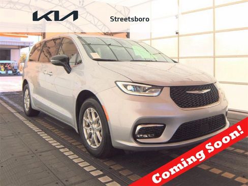 Used 2024 Chrysler Pacifica Touring-L image 1