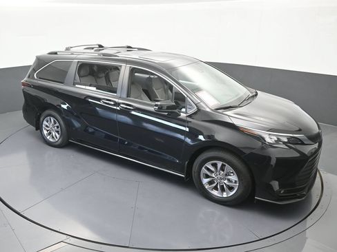 Used 2025 Toyota Sienna XLE w/ XLE Plus Package FWD image 57