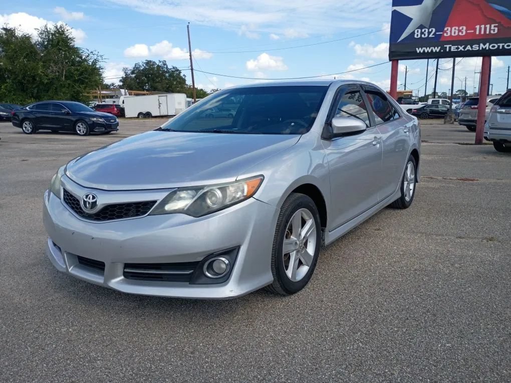 Used 2014 Toyota Camry SE FWD image 1
