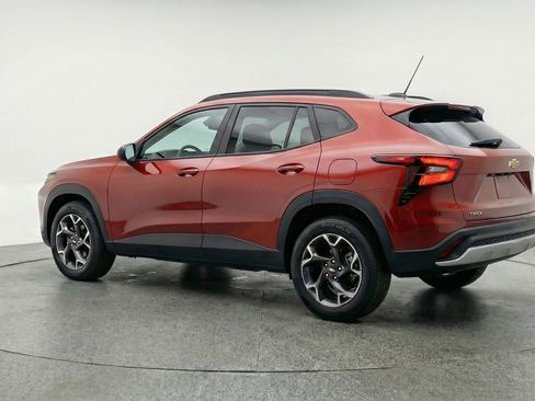 Used 2025 Chevrolet Trax LT w/ LT Convenience Package image 6