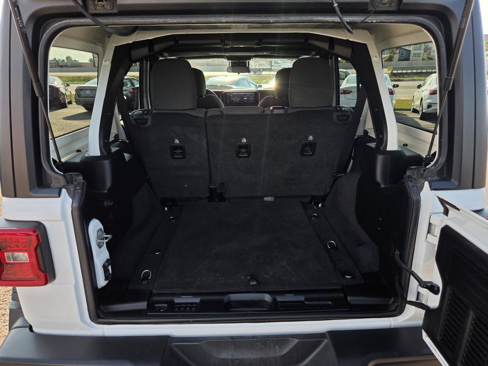 Used 2025 Jeep Wrangler Unlimited Rubicon AWD/4WD image 12