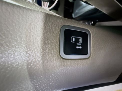 Used 2017 Chrysler Pacifica Limited w/ UConnect Theater Package FWD image 45