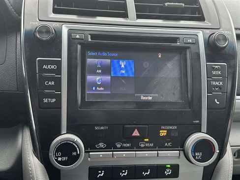 Used 2014 Toyota Camry L image 18