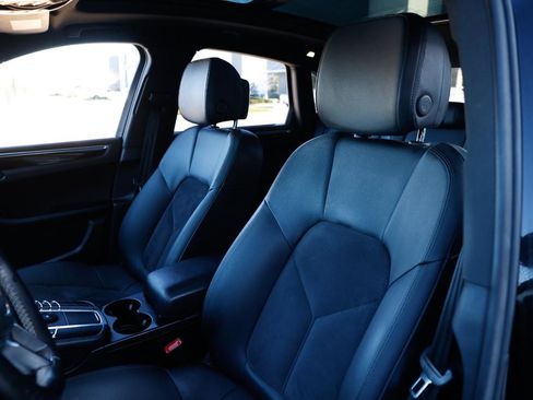 Used 2017 Porsche Macan AWD SPORT UTILITY 4DR WAGON image 5