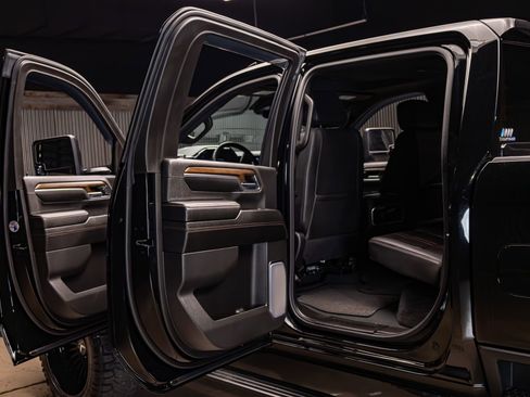 Used 2024 Chevrolet Silverado 2500 High Country w/ High Country Premium Package image 32