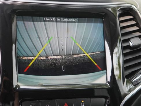Used 2019 Jeep Cherokee Overland w/ Technology Group AWD/4WD image 32