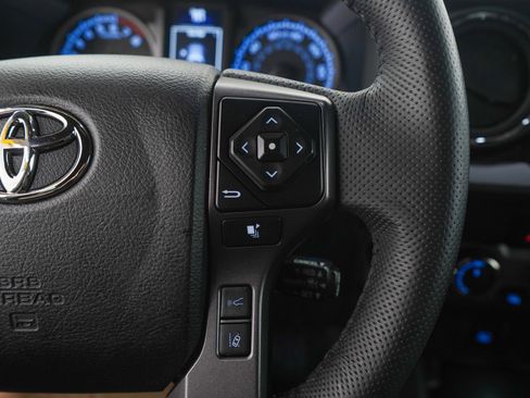 Used 2022 Toyota Tacoma TRD Sport AWD/4WD image 26