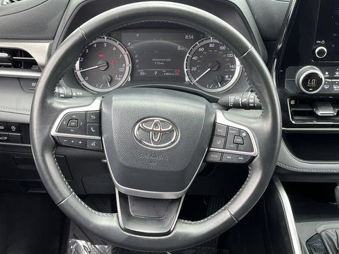 Used 2024 Toyota Highlander LE FWD image 11