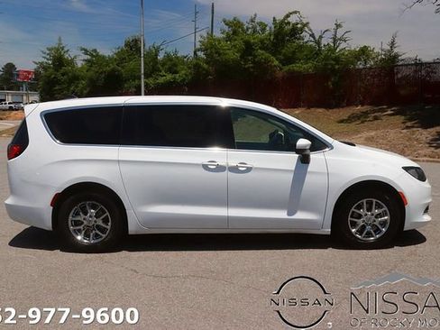 Used 2023 Chrysler Voyager LX FWD image 4