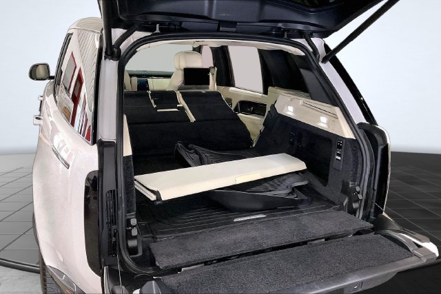 Used 2025 Land Rover Range Rover Long Wheelbase Autobiography AWD/4WD image 6