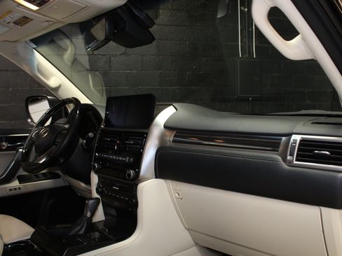 Used 2022 Lexus GX 460 Premium w/ Accessory Package AWD/4WD image 44