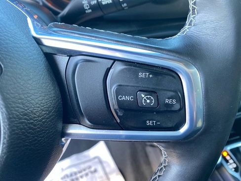 Used 2018 Jeep Wrangler Unlimited Sahara image 16