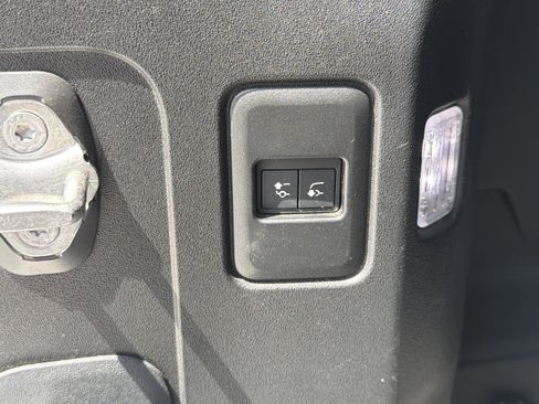 Used 2020 Land Rover Defender 110 HSE AWD/4WD image 34