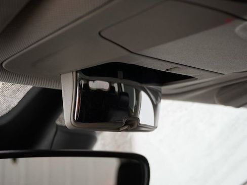 Used 2023 Chrysler Pacifica Touring-L image 25