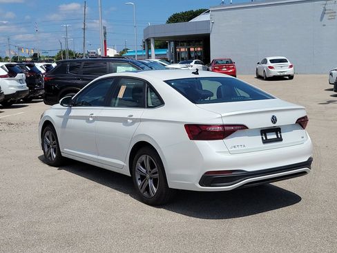 Used 2023 Volkswagen Jetta SE w/ Panoramic Sunroof Package FWD image 2