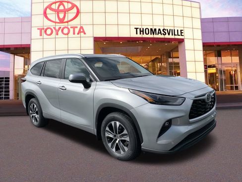 New 2024 Toyota Highlander XLE FWD image 3