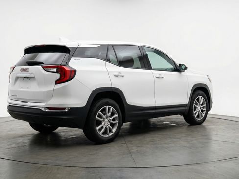 Used 2024 GMC Terrain SLT image 9
