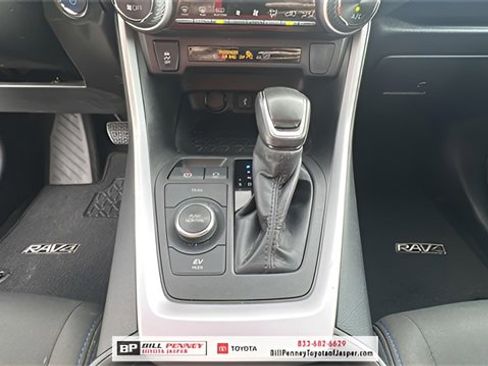 Used 2022 Toyota RAV4 SE image 17