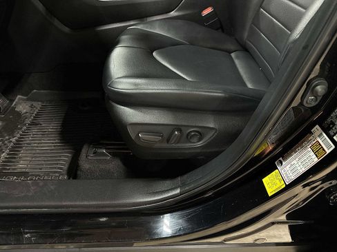 Certified 2024 Toyota Highlander XLE AWD/4WD image 24