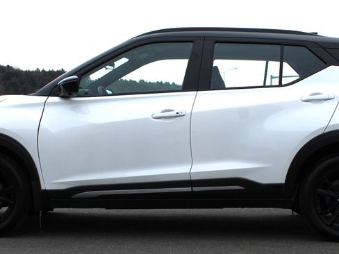 Used 2024 Nissan Kicks SR FWD image 3