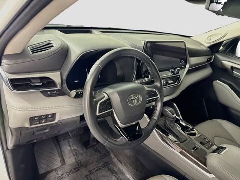 Used 2023 Toyota Highlander Platinum FWD image 9