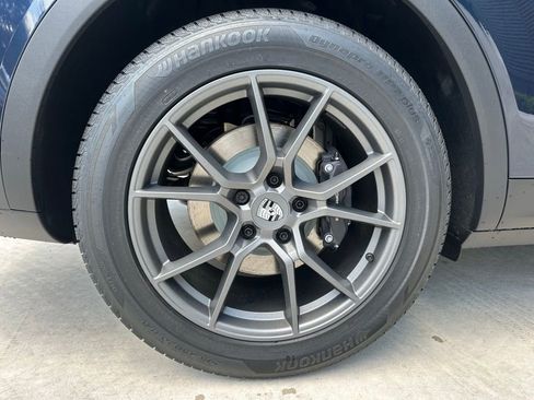 Used 2025 Porsche Cayenne image 40