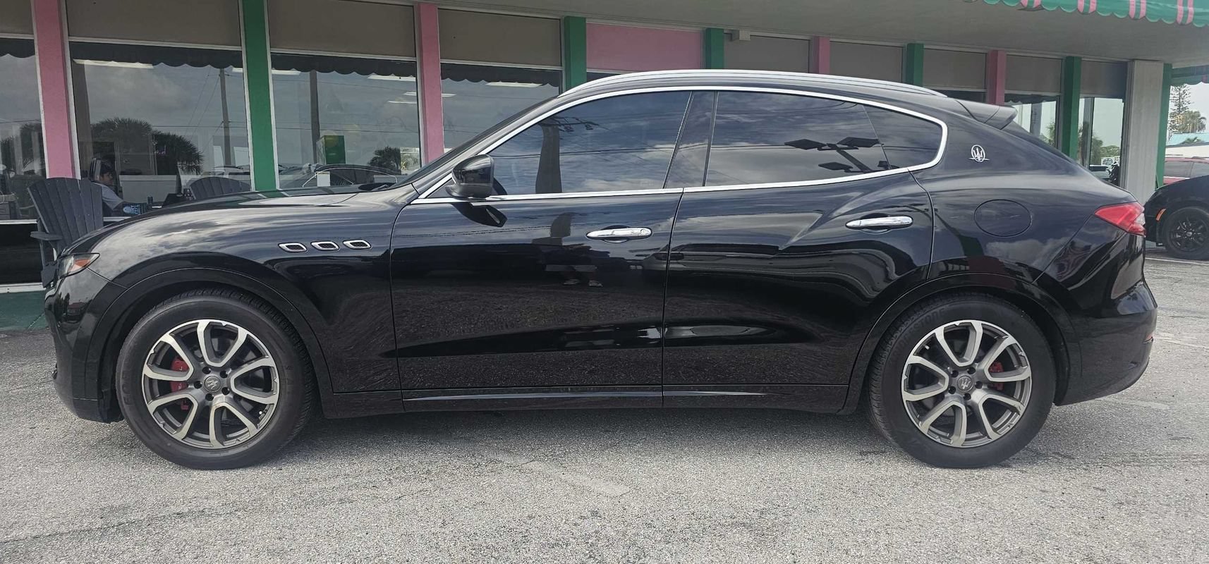 Used 2017 Maserati Levante w/ Luxury Package AWD/4WD image 2