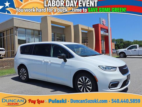 Used 2024 Chrysler Pacifica Limited FWD image 1