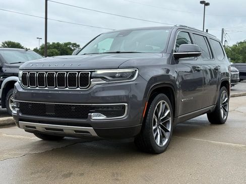 Used 2022 Jeep Wagoneer Series III w/ Premium Group I AWD/4WD image 2