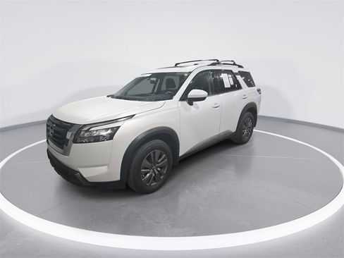 Used 2025 Nissan Pathfinder SV w/ SV Premium Package image 4