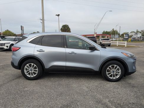 Used 2022 Ford Escape SE image 2