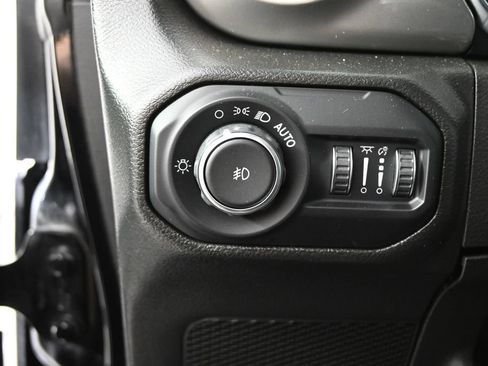 Used 2022 Jeep Wrangler Unlimited Sahara w/ Dual Top Group AWD/4WD image 23