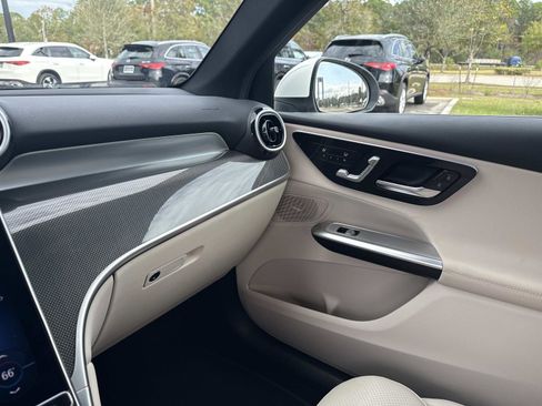 Used 2025 Mercedes-Benz GLC 300 image 24