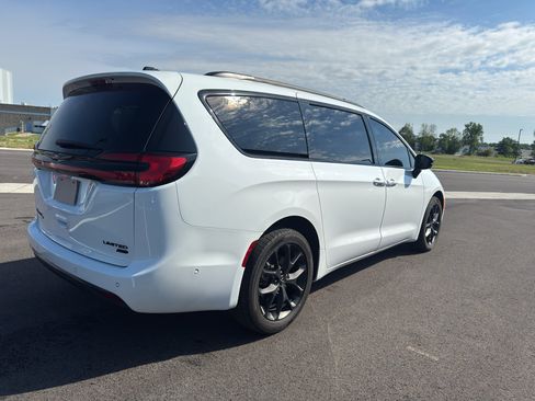 Used 2023 Chrysler Pacifica Limited w/ S Appearance Package AWD/4WD image 6
