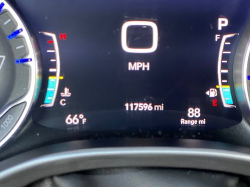 Used 2022 Chrysler Pacifica Touring-L FWD image 28
