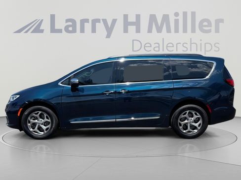Used 2022 Chrysler Pacifica Limited w/ Uconnect Theater Family Group AWD/4WD image 3