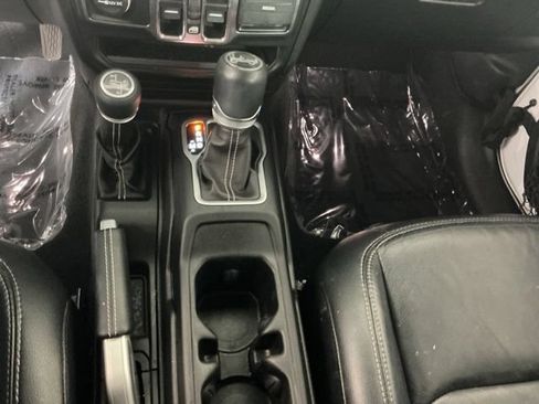 Used 2018 Jeep Wrangler Unlimited Sahara AWD/4WD image 19