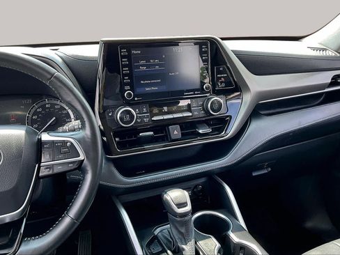 Used 2021 Toyota Highlander XLE AWD/4WD image 7