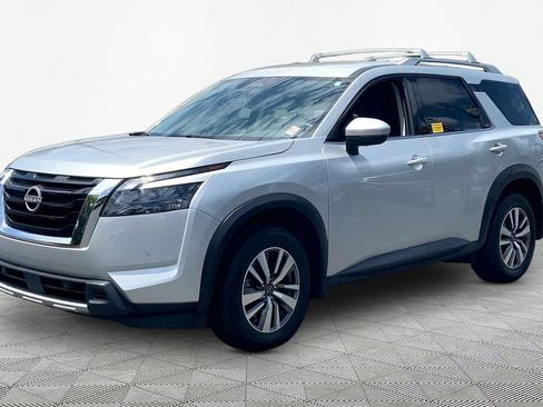 Used 2025 Nissan Pathfinder SL FWD image 3