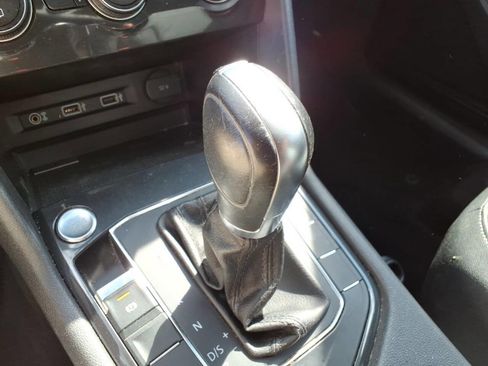 Used 2018 Volkswagen Tiguan SE w/ Panoramic Sunroof Package image 24