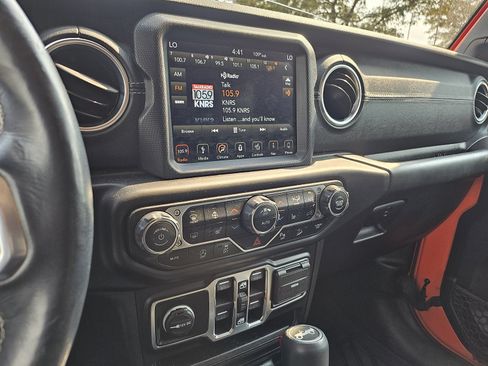 Used 2019 Jeep Wrangler Unlimited Sahara w/ Uconnect 4C Nav & Sound Group AWD/4WD image 13