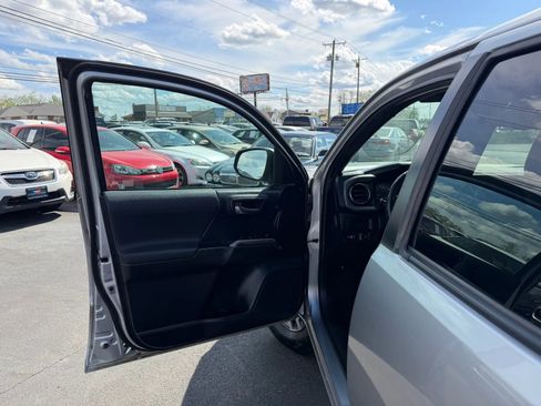 Used 2019 Toyota Tacoma TRD Off-Road image 30